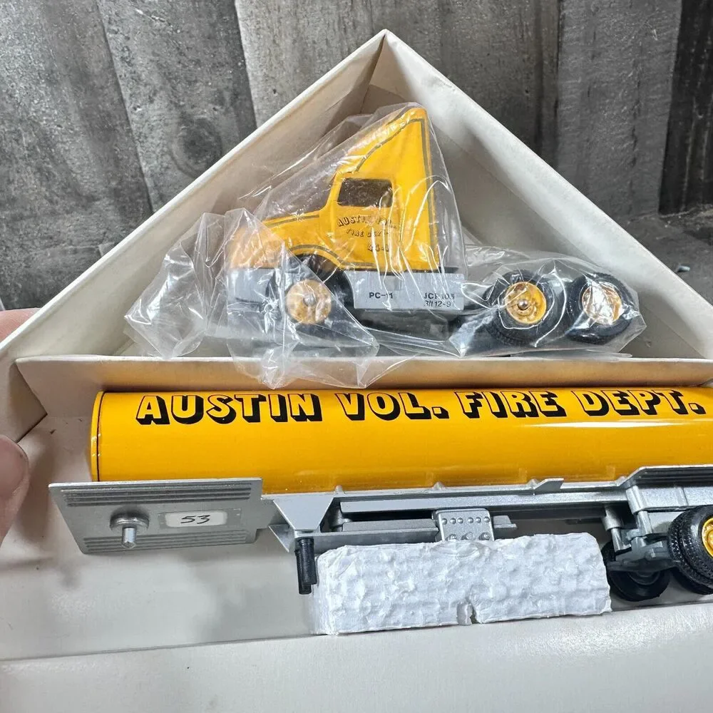 WINROSS‎ TRUCK AUSTIN VOLUNTEER FIRE DEPARTMENT 1/64